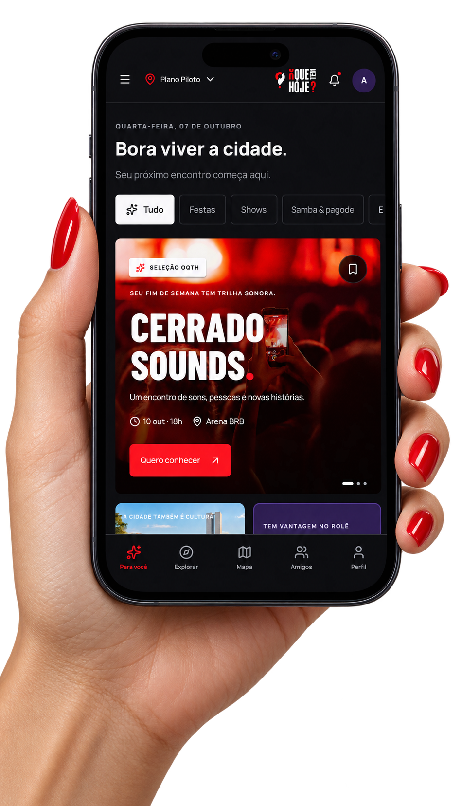 Mão com unhas vermelhas segurando um celular